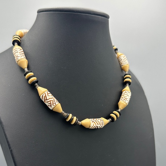 Beaded necklace - Picture 2 of 4